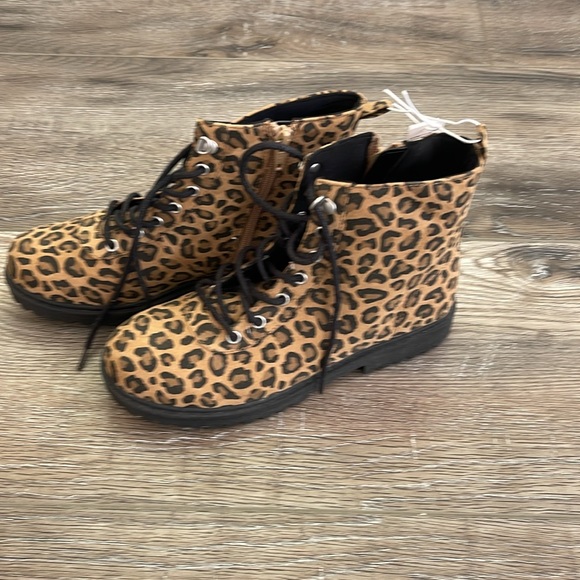 Old Navy girls combat boots size 4 NWT - Picture 2 of 3